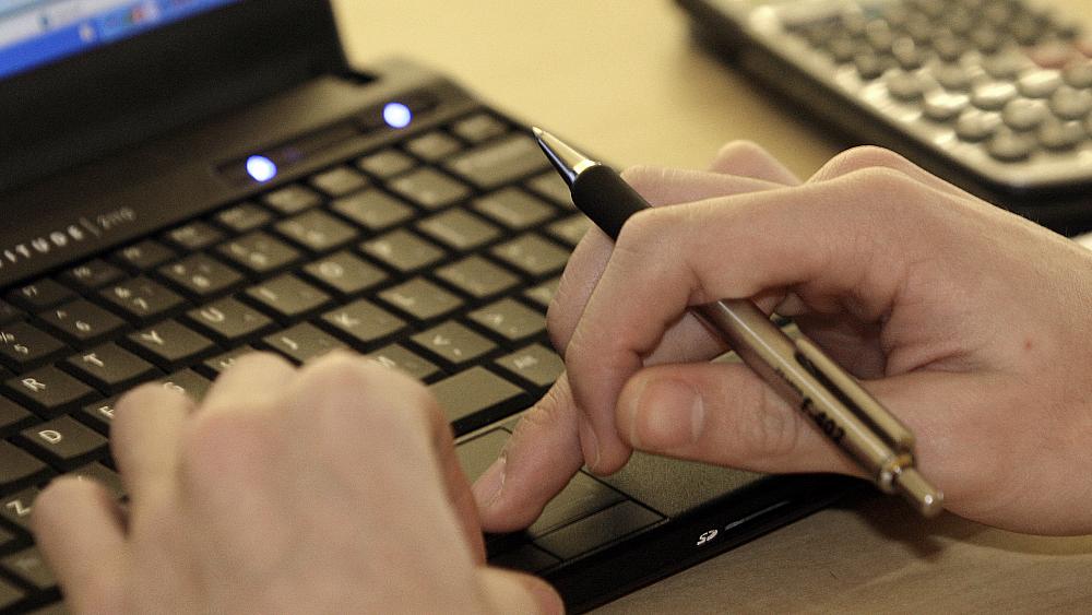 القضاء يحقق مع 4 مدراء فرنسيين في قضية بيع برامج للمراقبة الإلكترونية لمصر وليبيا