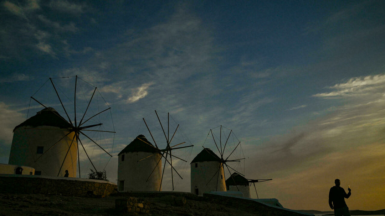 حظر تجول ومنع الموسيقى في ميكونوس اليونانية للحد من الفيروس