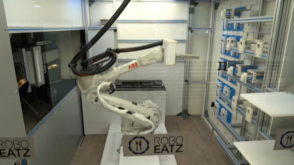 طبّاخ آلي في لاتفيا يسعى لإحداث “ثورة” في عالم المطاعم