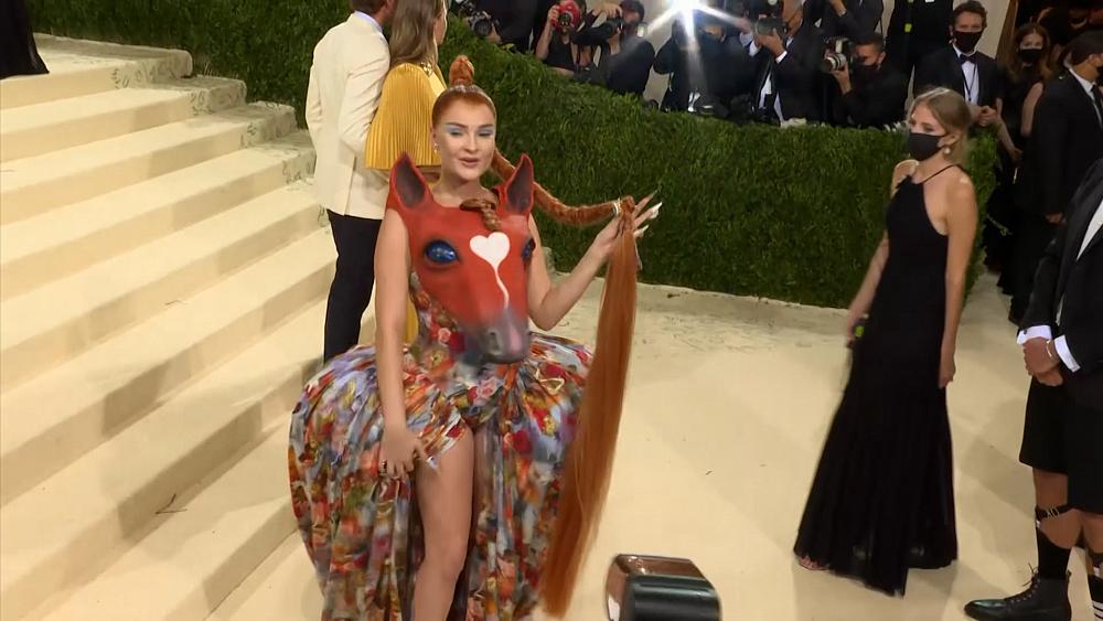 شاهد: “ميت غالا” يجمع أكبر كوكبة نجوم في نيويورك بعد غياب عامين بسبب الجائحة