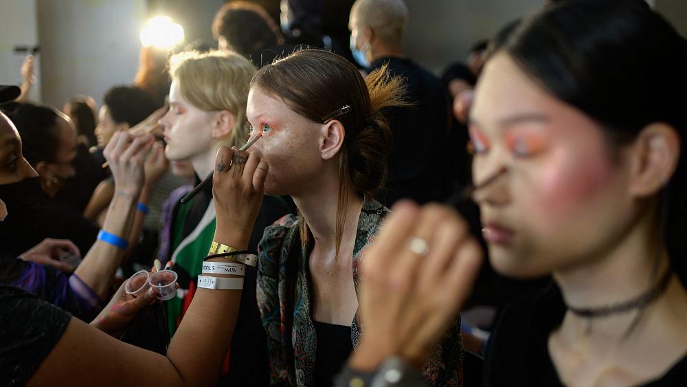 عارضة أزياء سعودية تثير الجدل بعد مشاركتها في أسبوع الموضة في نيويورك