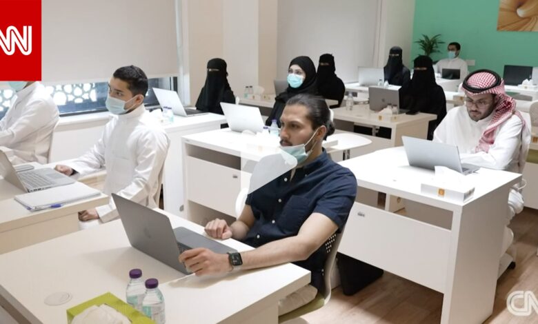 جنبًا إلى جنب مع الرجل.. المرأة تعمل على صناعة تكنولوجيا المستقبل في المملكة العربية السعودية