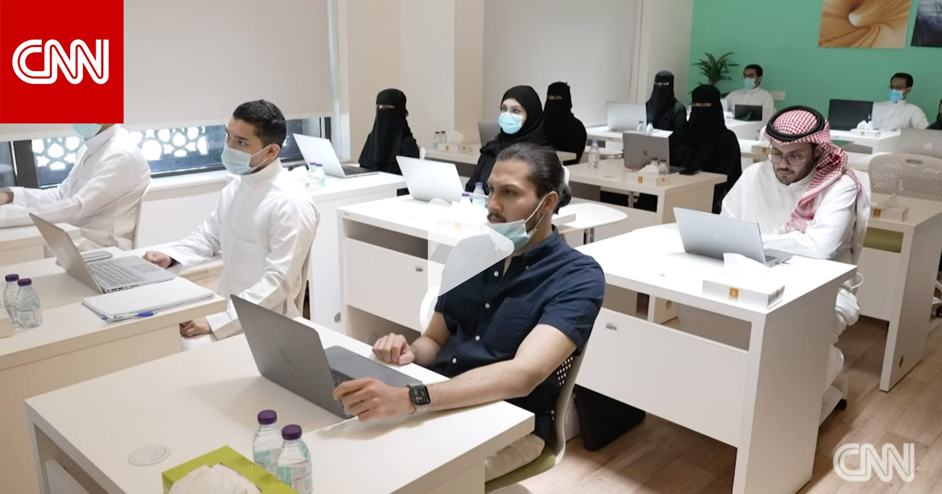 جنبًا إلى جنب مع الرجل.. المرأة تعمل على صناعة تكنولوجيا المستقبل في المملكة العربية السعودية