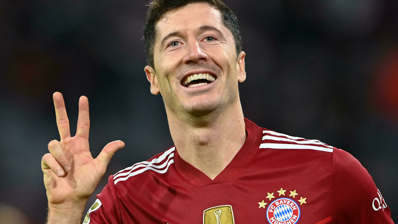 ليفاندوفسكي يتسلم الحذاء الذهبي ويشكر “زوجته” المحفز الأوّل له