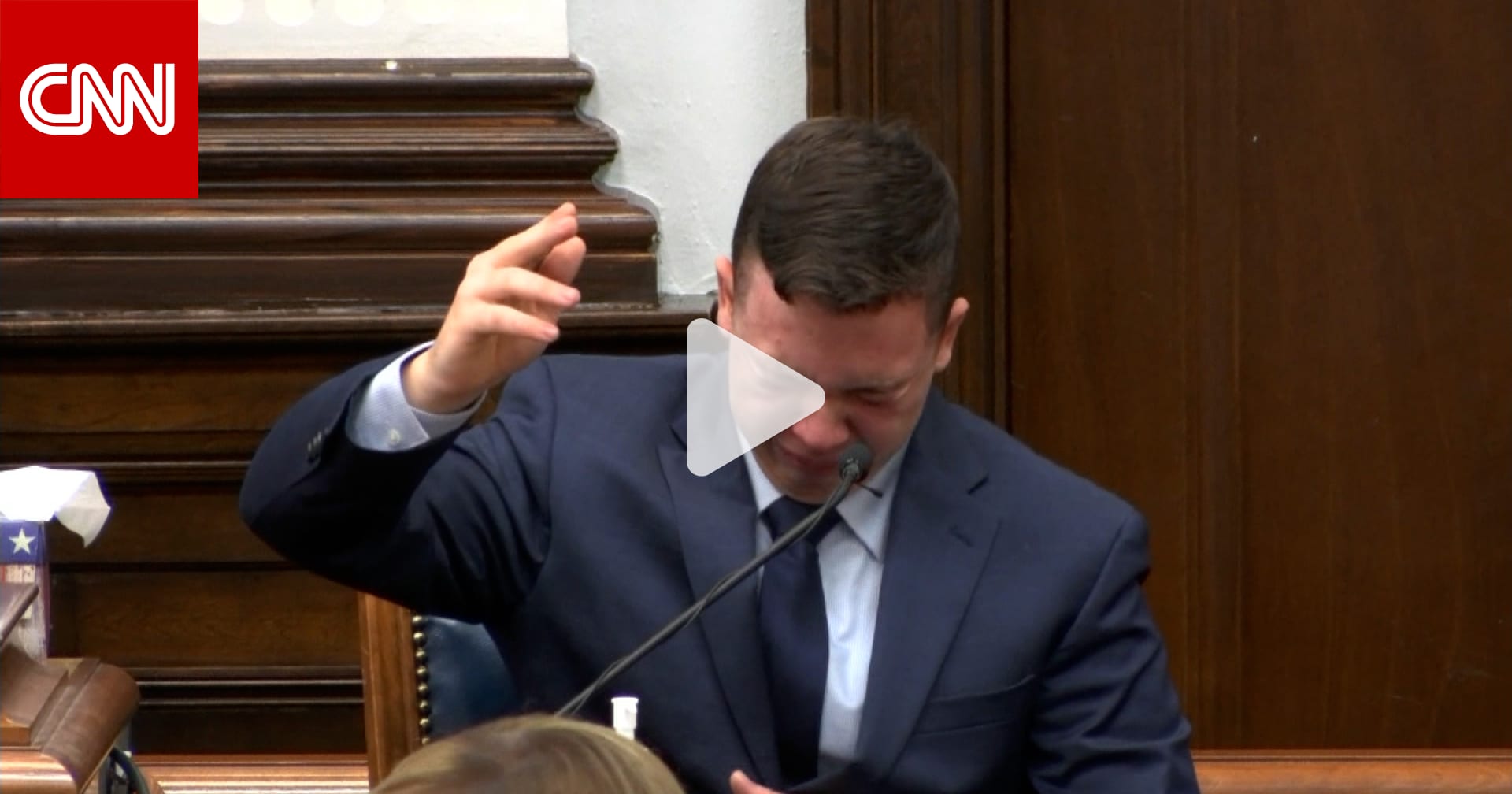 لحظة انهيار المُدعى عليه بالبكاء الشديد وإيقاف جلسة الاستماع مؤقتًا في قضية إطلاق النار في كينوشا