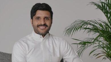 علي-المشعل-يوثِّق-لحظة-مقابلة-والدي-زوجته-طفلته-لأول-مرة