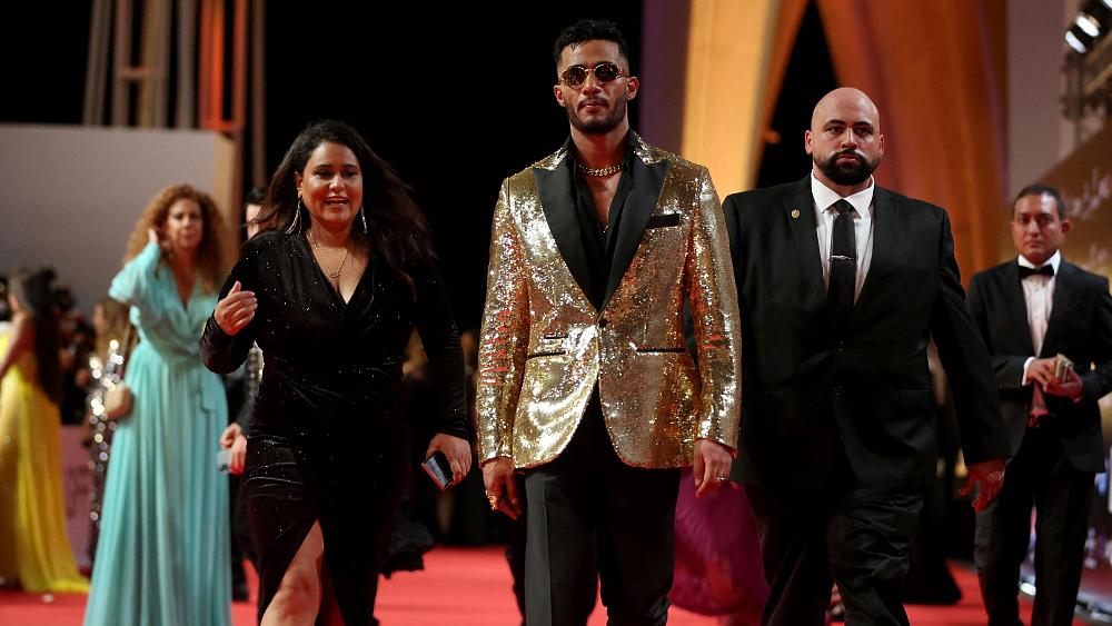 شيخ عراقي يصف محمد رمضان بكلمات عنصرية والجمهور يمطره بالهدايا الثمينة في حفله الأخير في بغداد