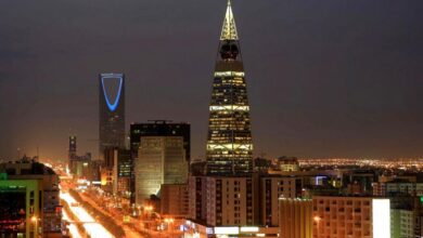 استبدال “خمور وحشيش” بـ”تمور وحليب”.. مطرب المهرجانات عمر كمال متهم بالإساءة لمصر بعد حفل بالسعودية