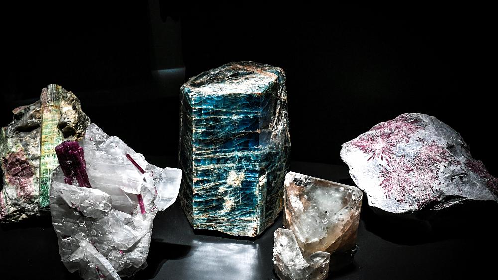 هل العلاج بـ “الأحجار الشافية” فعّال كما يدعيه البعض أم مجرد تضليل يشكل تجارة مربحة؟