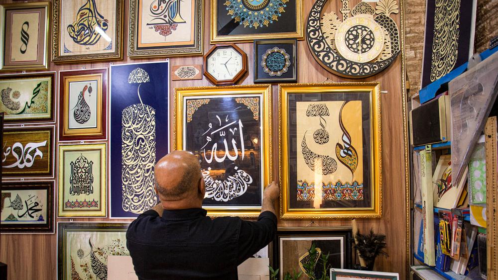 شاهد: فنّ الخطّ العربي يقاوم الصعوبات الاقتصادية في العراق
