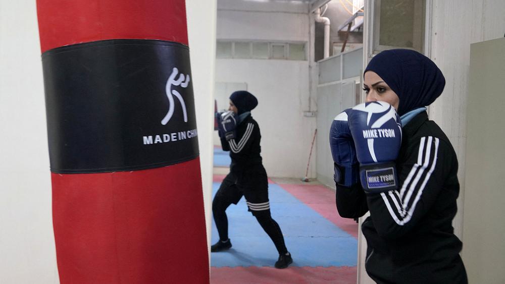 شاهد: عراقيات يكسرن التابوهات ويُمارسن رياضة الملاكمة