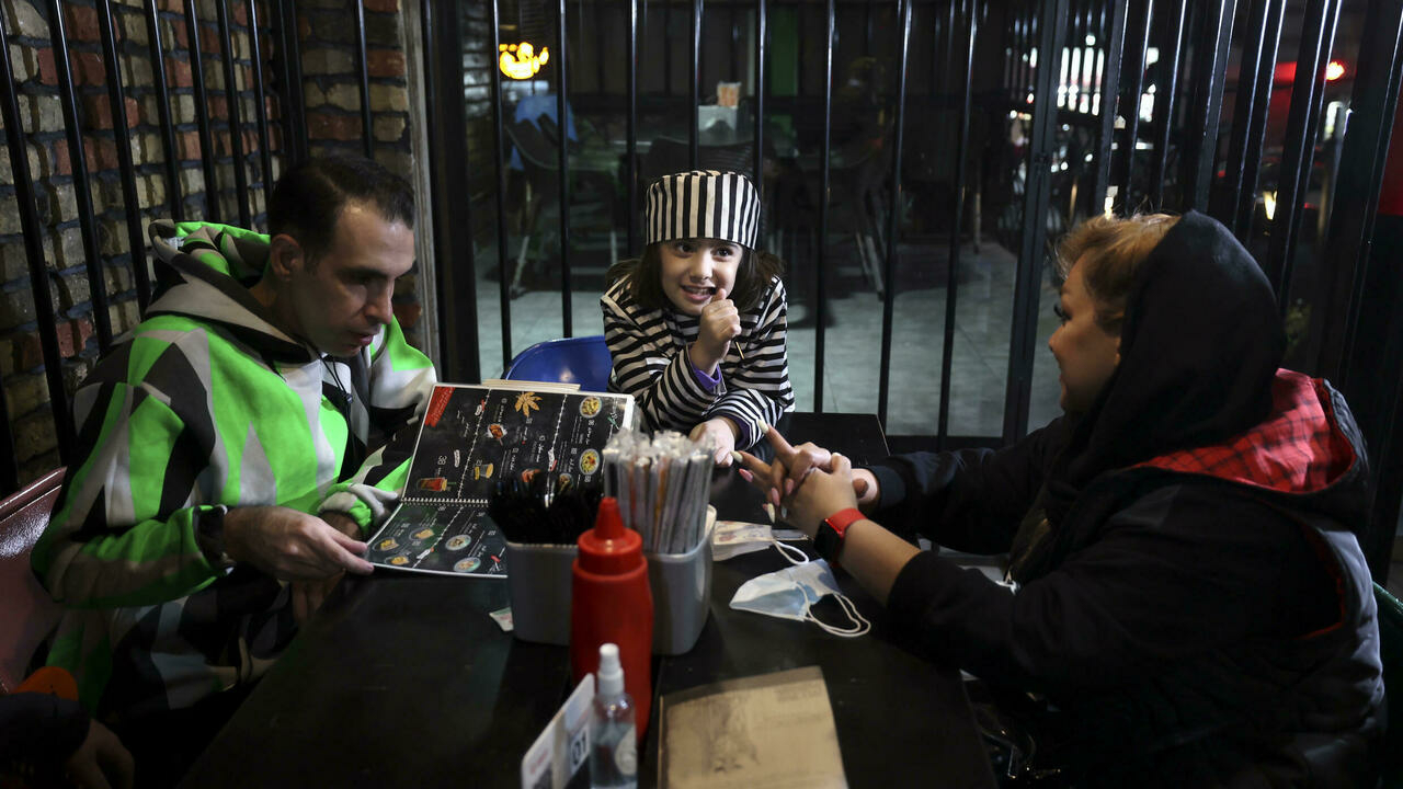 مطعم إيراني يخدم زبائنه خلف القضبان ليساعد موقوفين على سداد ديونهم