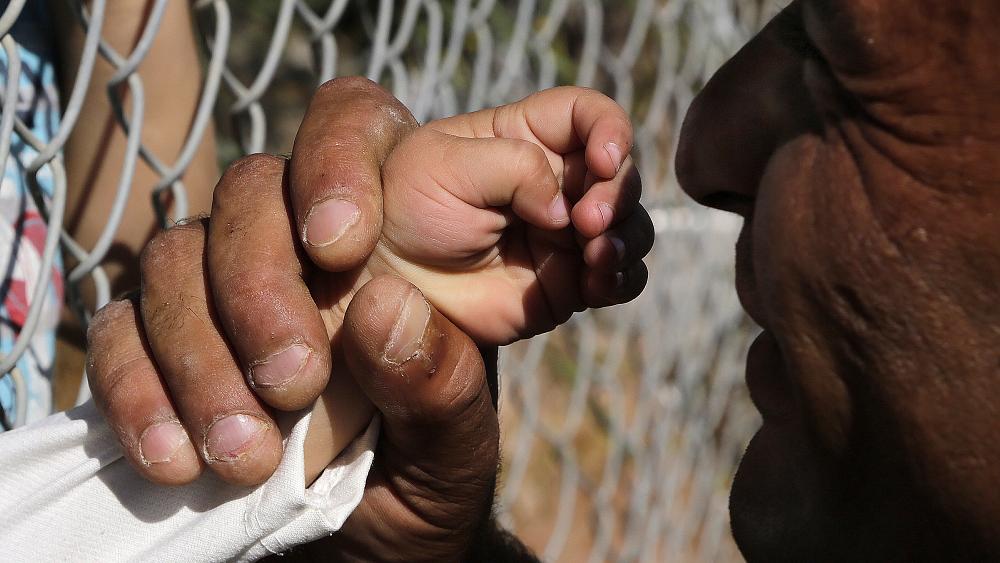 شاهد: مدينة قبرصية تخشى أن تتحول إلى منطقة “للمعدمين” بسبب المهاجرين