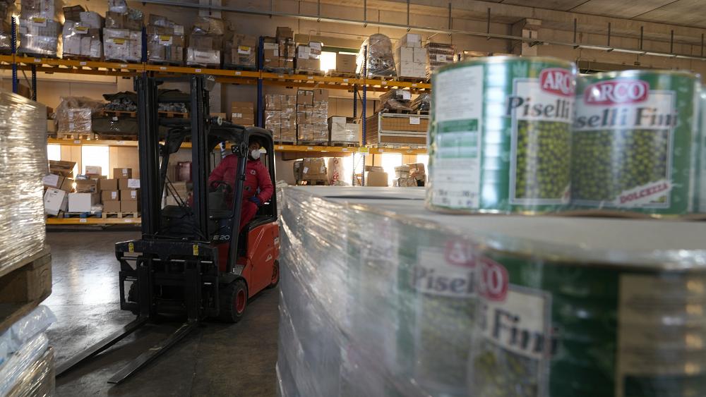 شاهد: قصر مدينة لفيف للفنون يتحول إلى مركز لجمع وتوزيع التبرعات الأوكرانية