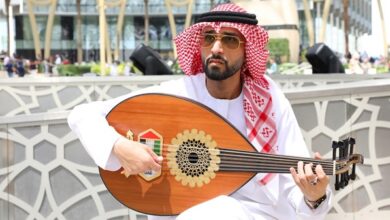 طارق-المنهالي-يعزف-ويغني-النشيد-الوطني-الإماراتي-في-«إكسبو-2020-دبي»