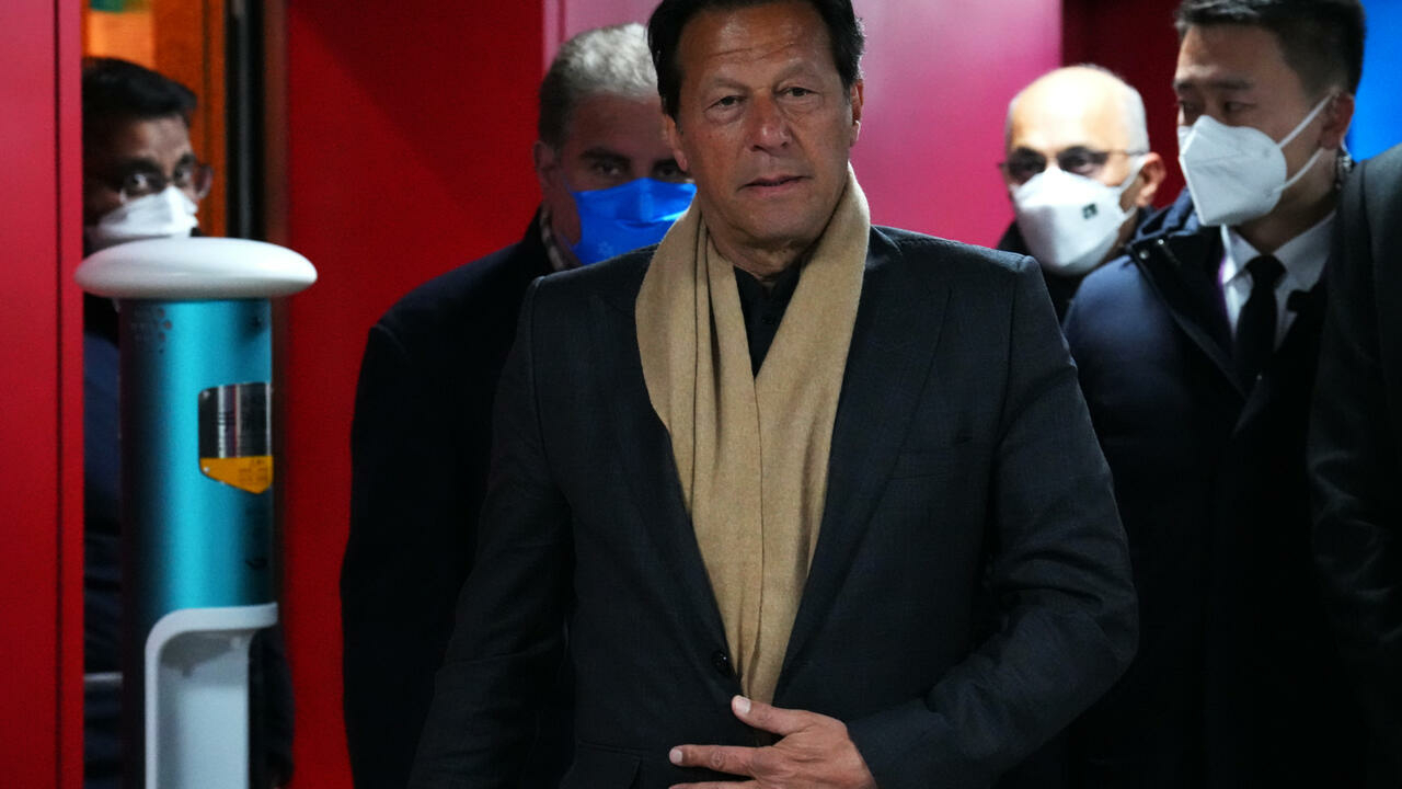 رئيس الوزراء الباكستاني مهدد بمذكرة حجب ثقة