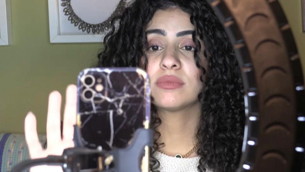 شاهد: في القاهرة “الكيرلي” يطلق العنان لشعور الشابات المصريات