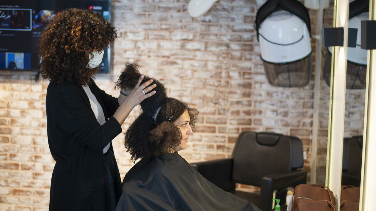 في القاهرة “الكيرلي” يطلق العنان لشعور الشابات المصريات