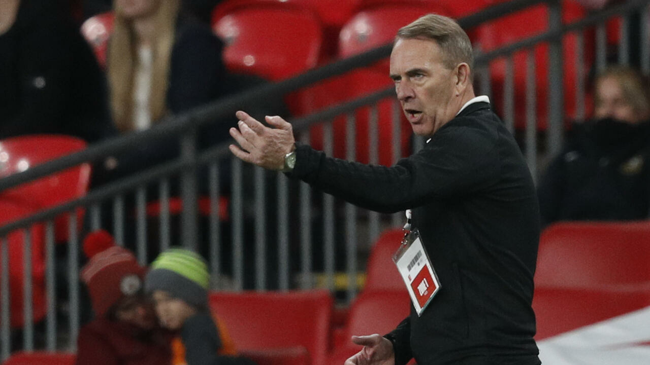 مدرب ايرلندا الشمالية يعتذر بعد قوله “السيدات أكثر عاطفية” من الرجال