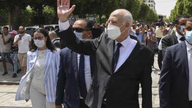 الرئيس التونسي يعلن حلّ البرلمان بعد ثمانية أشهر من تعليق أعماله