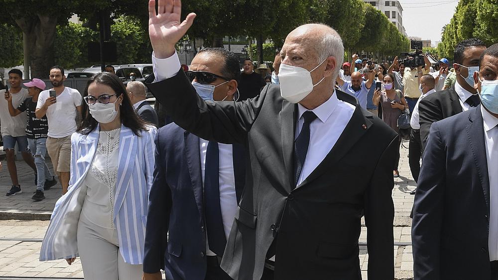 الرئيس التونسي يعلن حلّ البرلمان بعد ثمانية أشهر من تعليق أعماله