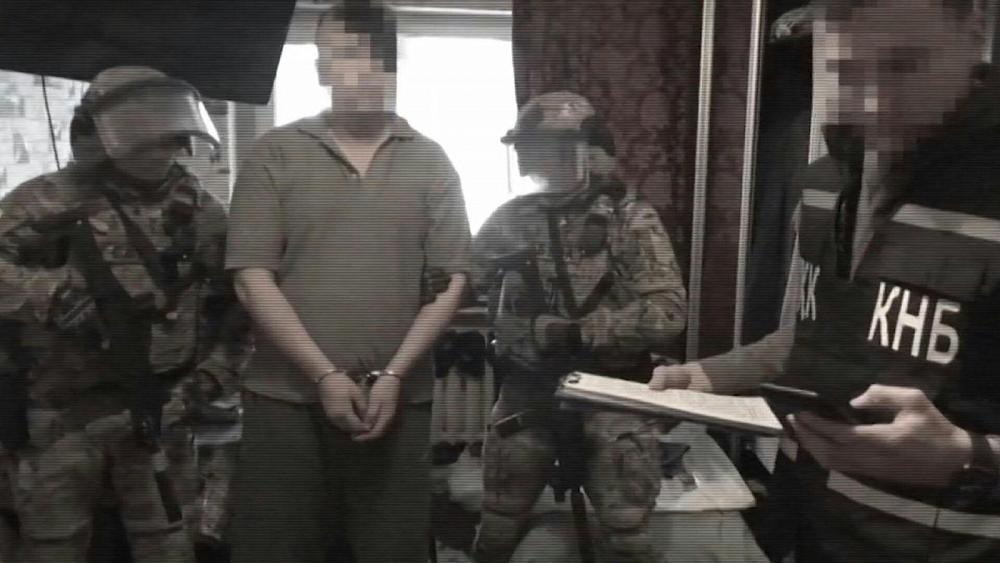 شاهد: لحظة توقيف “عميل استخبارات أجنبية” متهم بالتخطيط لاغتيال رئيس كازاخستان