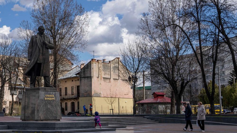 شاهد: وسط الحرب.. جهود أوكرانية لترميم آثار مدينة لفيف