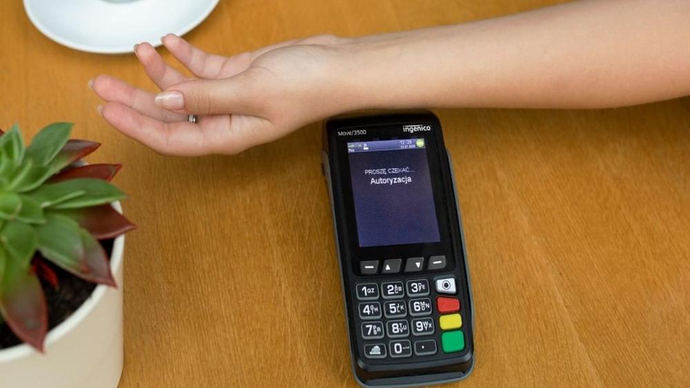 فيديو: رقاقة تزرع تحت الجلد تتيح الدفع بدون استخدام بطاقة بنكية أو هاتف