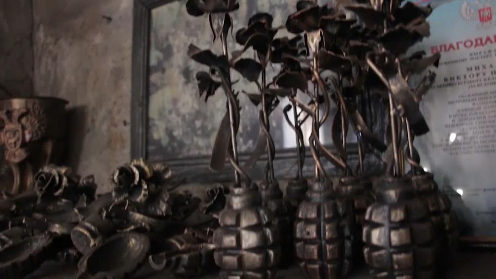 شاهد: حدّاد أوكراني يحول القنابل إلى ورود