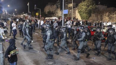 شاهد: اشتباكات بين فلسطينيين والشرطة الإسرائيلية في القدس