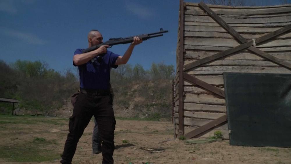 شاهد: من صناعة دروع تاريخية إلى سترات واقية من الرصاص في جنوب اوكرانيا