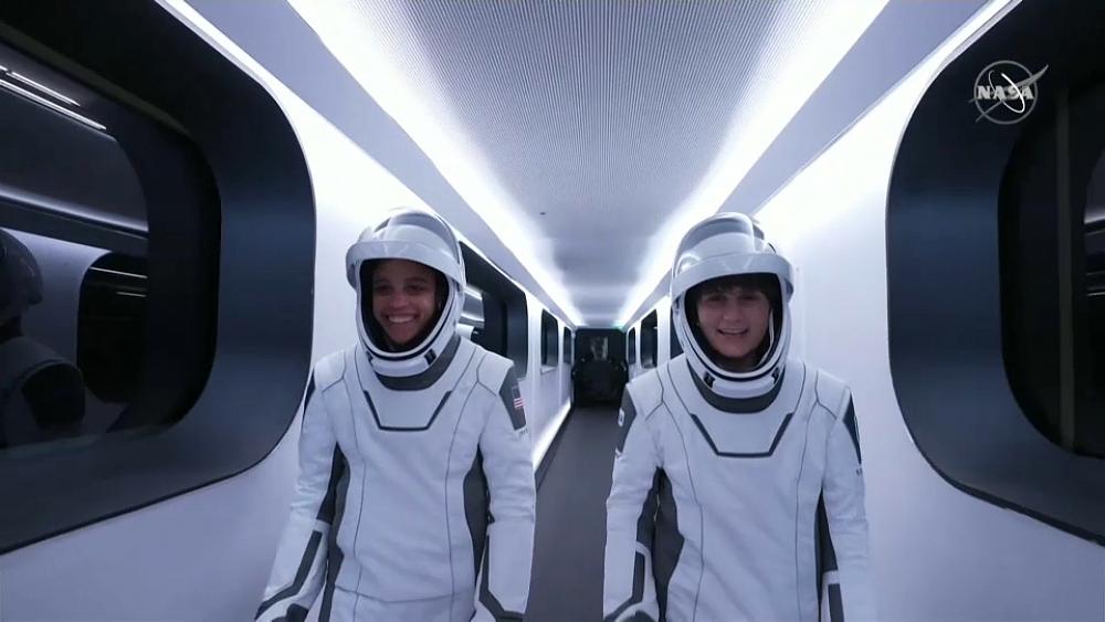 بدون تعليق: شركة سبيس إكس ترسل أربعة رواد فضاء إلى محطة الفضاء الدولية