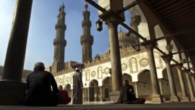 السيسي يفتتح مسجد الحسين وسط إشادة بسرعة الترميم واتهامات بتخريب أثر معماري