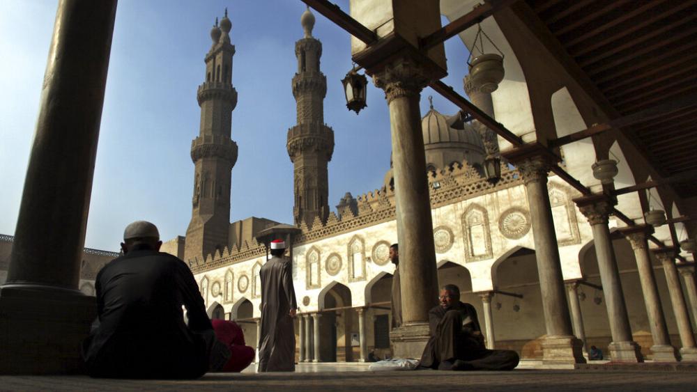 السيسي يفتتح مسجد الحسين وسط إشادة بسرعة الترميم واتهامات بتخريب أثر معماري