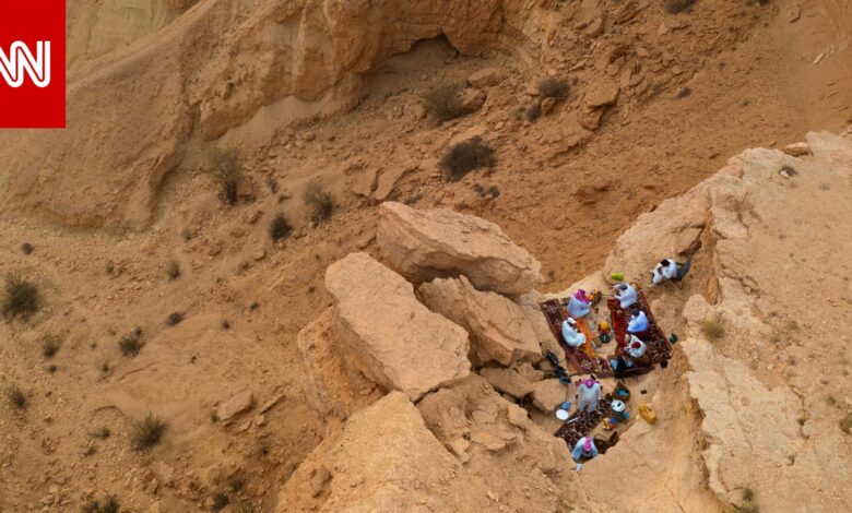 سعودي يوثق تجربة إفطار “مهيبة” فوق حافة جبل طويق خلال شهر رمضان