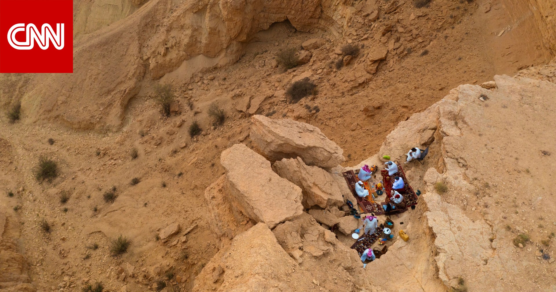 سعودي يوثق تجربة إفطار “مهيبة” فوق حافة جبل طويق خلال شهر رمضان