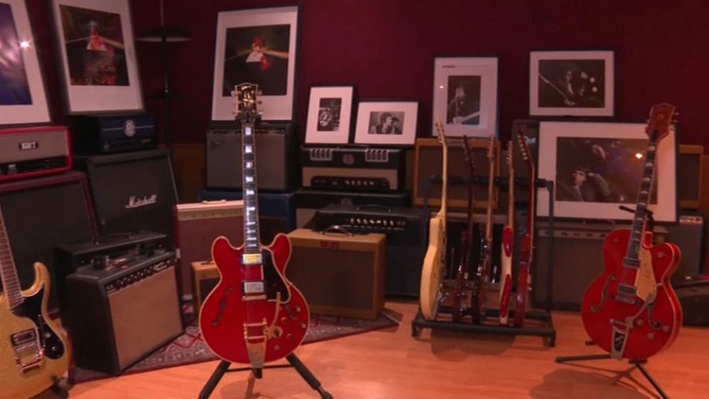 شاهد: غيتار كان وراء حلّ فرقة “أويسس” يُباع بأكثر من 400 ألف دولار في مزاد بباريس