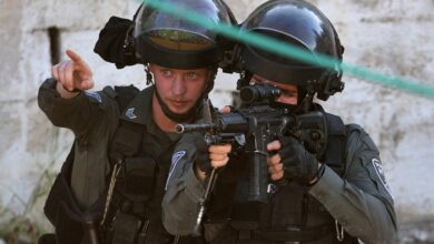العنف يتجدد في الأراضي الفلسطينية وإسرائيل بعد اعتقال فلسطينيين يشتبه بتنفيذهما هجوم إلعاد