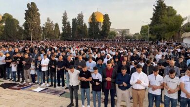 شاهد: عشرات الالآف من الفلسطينيين يؤدون صلاة العيد في المسجد الاقصى