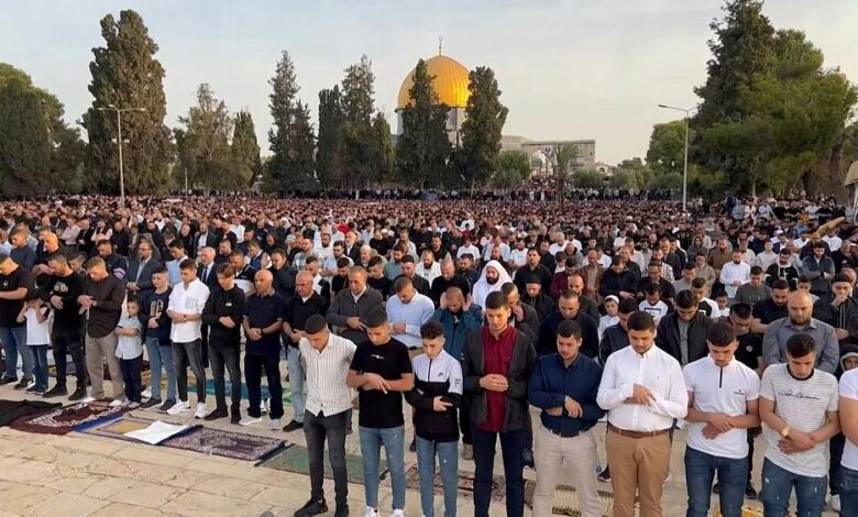 شاهد: عشرات الالآف من الفلسطينيين يؤدون صلاة العيد في المسجد الاقصى