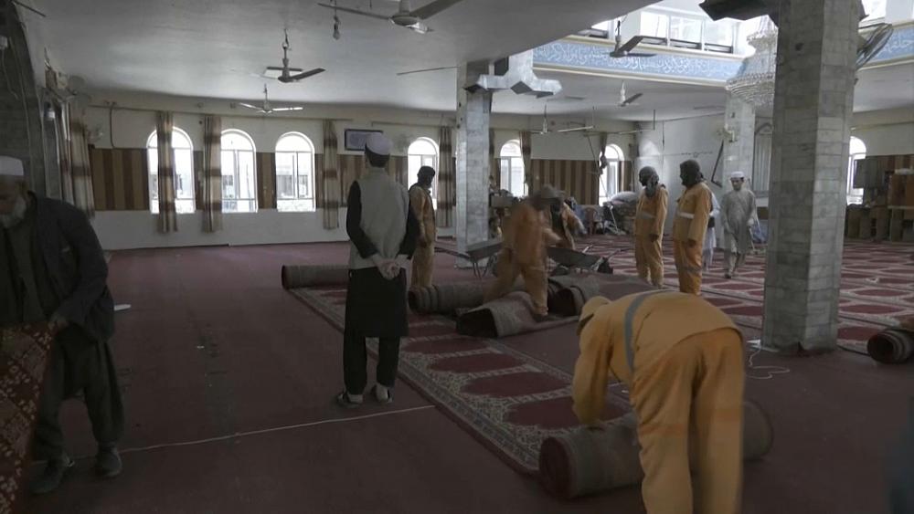 شاهد: آثار الدمار عقب انفجار استهدف مسجدا سنيا في العاصمة الأفغانية