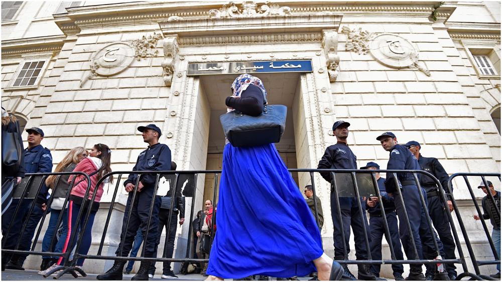 عائلة ناشط في الحراك الجزائري توفي في السجن تقاضي الدولة وتطالب بتعويض مليار يورو