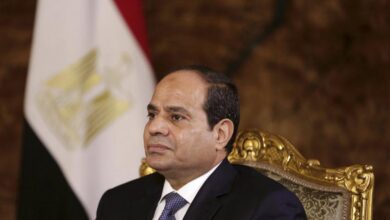 السيسي يبكي ويحتضن ابن شهيد مصري خلال احتفالية عيد الفطر