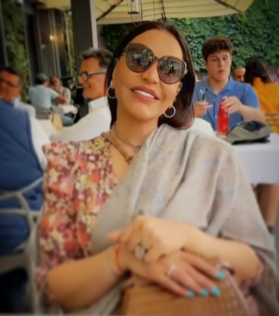 أثناء إجازتهما الصيفية أحلام تغني لزوجها في شوارع ايطاليا