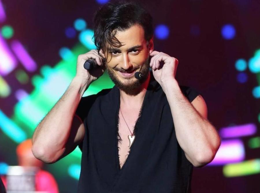 سعد لمجرد يؤدي مناسك العمرة برفقة والدته