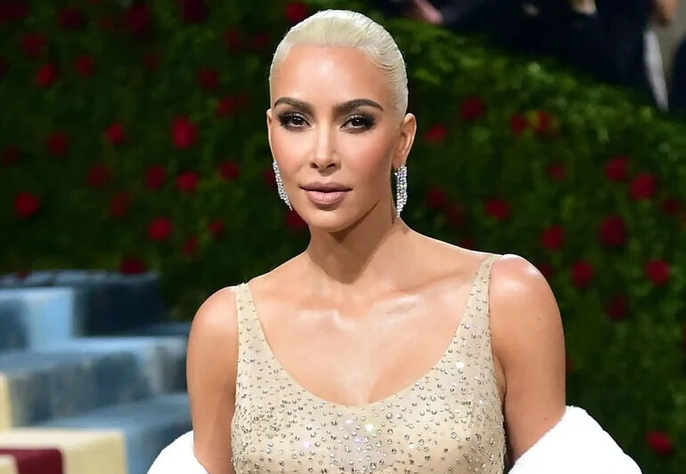 كيم كارداشيان ألحقت الضرر بفستان مارلين مونرو