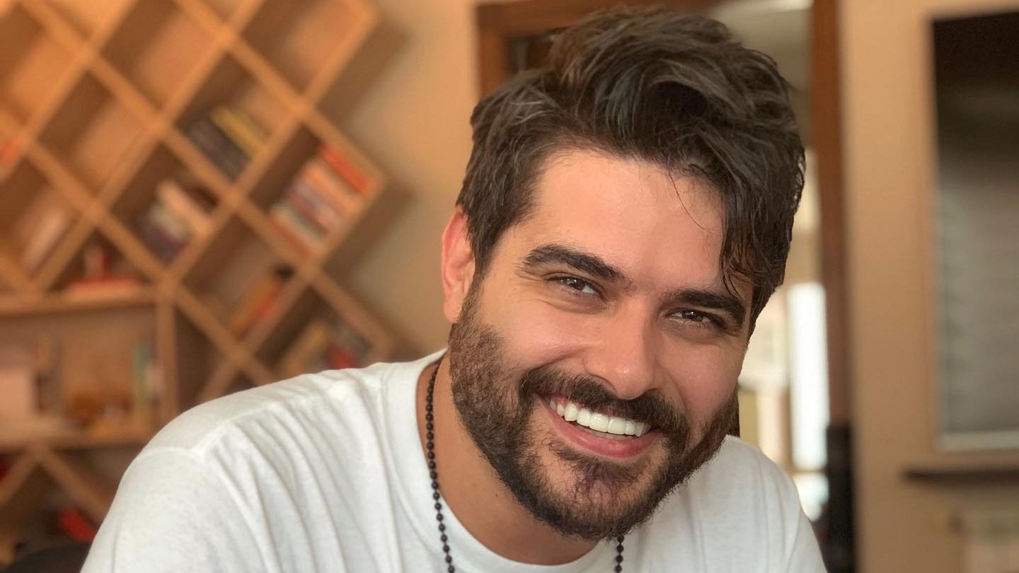 ناصيف يطالب متابعينه بالنظر إلى الجانب الوردي من الحياة