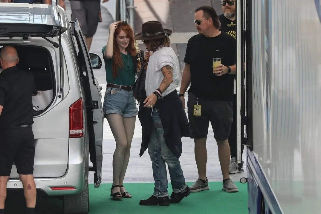 جوني ديب يعيش قصة حب مع المرأة ذات الشعر الأحمر