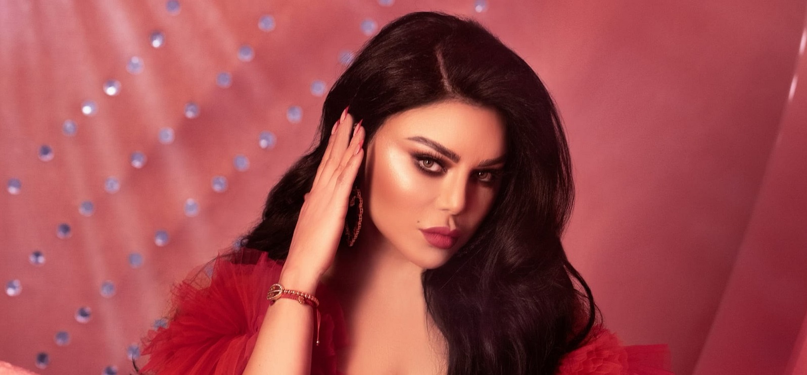 هيفاء تسخر من أغنية نانسي وترد بغضب على متابع هاجمها