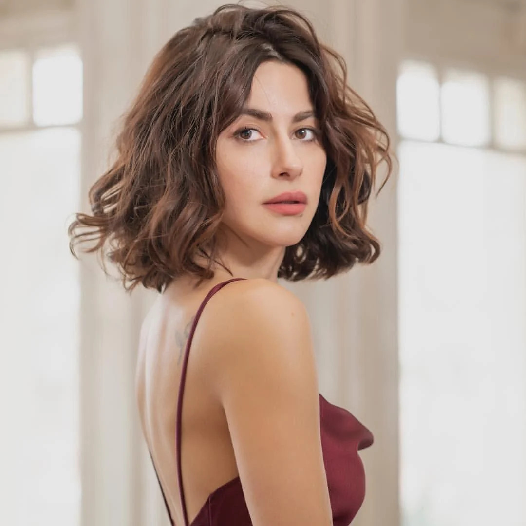 بطريقة خارجة عن المألوف، وبشكل جامح بعض الشيء، احتفلت الفنانة التركية نسرين جواد زادة، بعيد ميلادها الـ 40 مع أصدقائها .